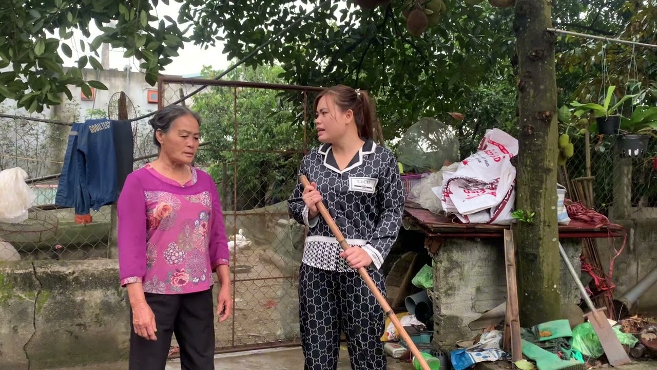 Mụ quyển tính sang lừa tiến đi cùng để thực hiện âm mưu thì bất ngờ 
