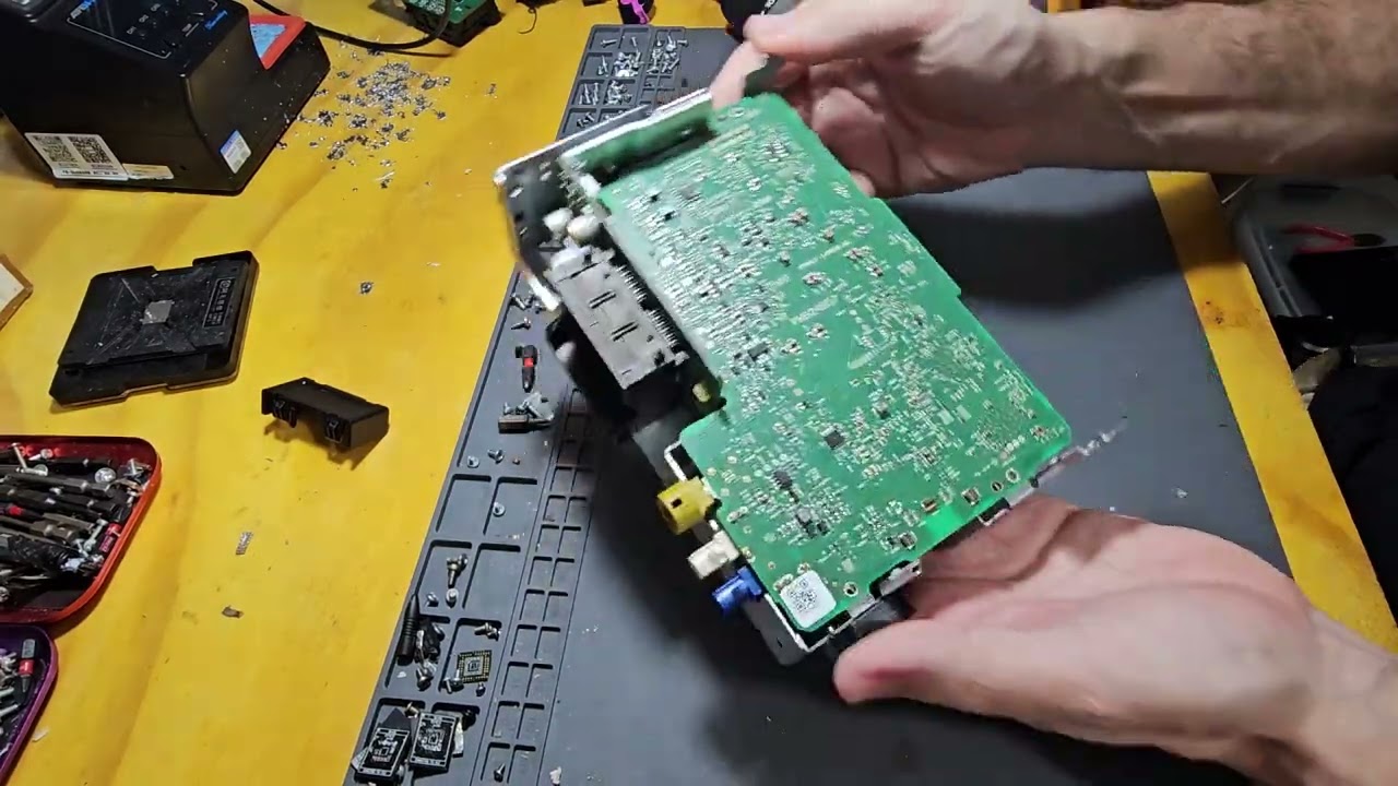 Ensinando como remover a placa principal da central multimídia VWplay [ler a descrição]