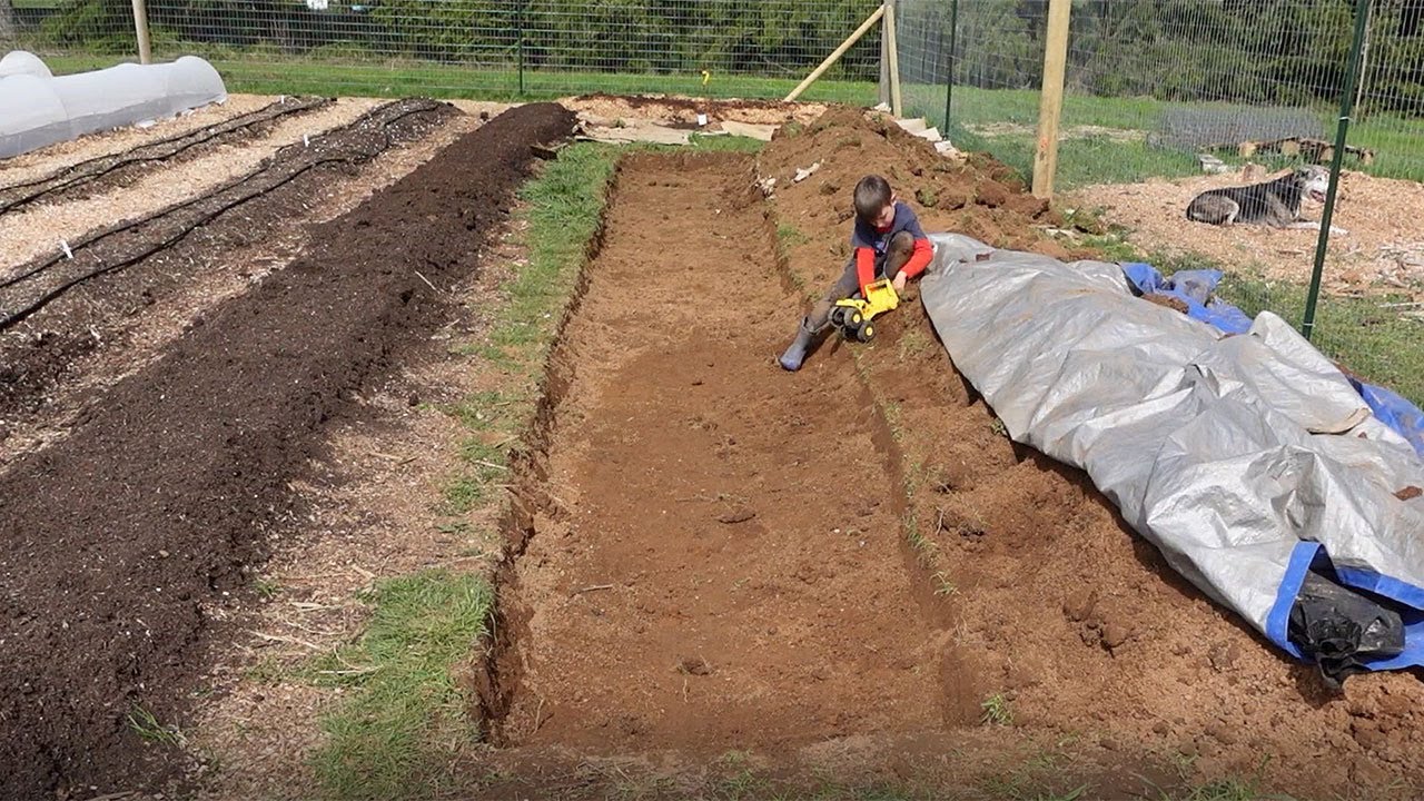 Building a Hügelkultur Bed in Heavy Clay Soil [Part 1]