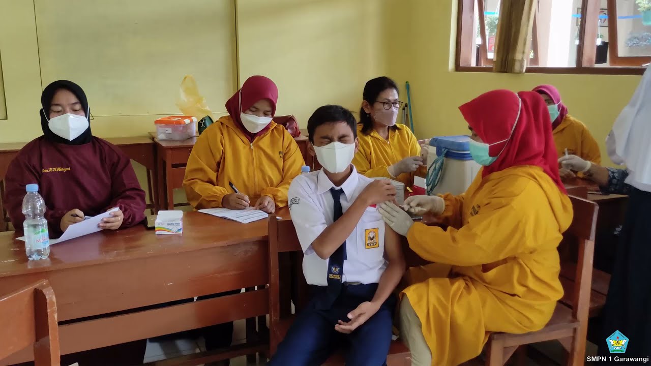 Pelaksanaan Vaksinasi Tahap I Peserta Didik SMPN 1 Garawangi, Bekerjasama dengan Puskesmas Garawangi