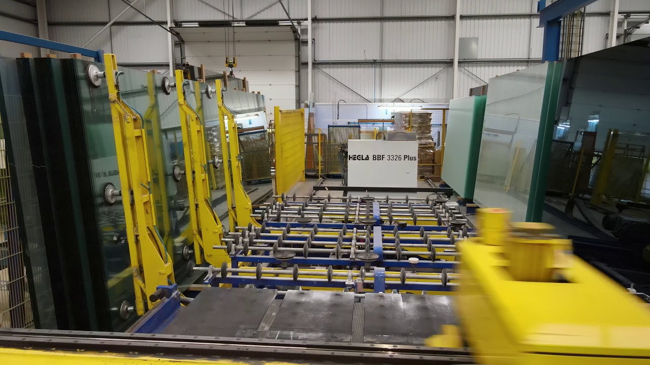 Hegla Cutting Table in operation