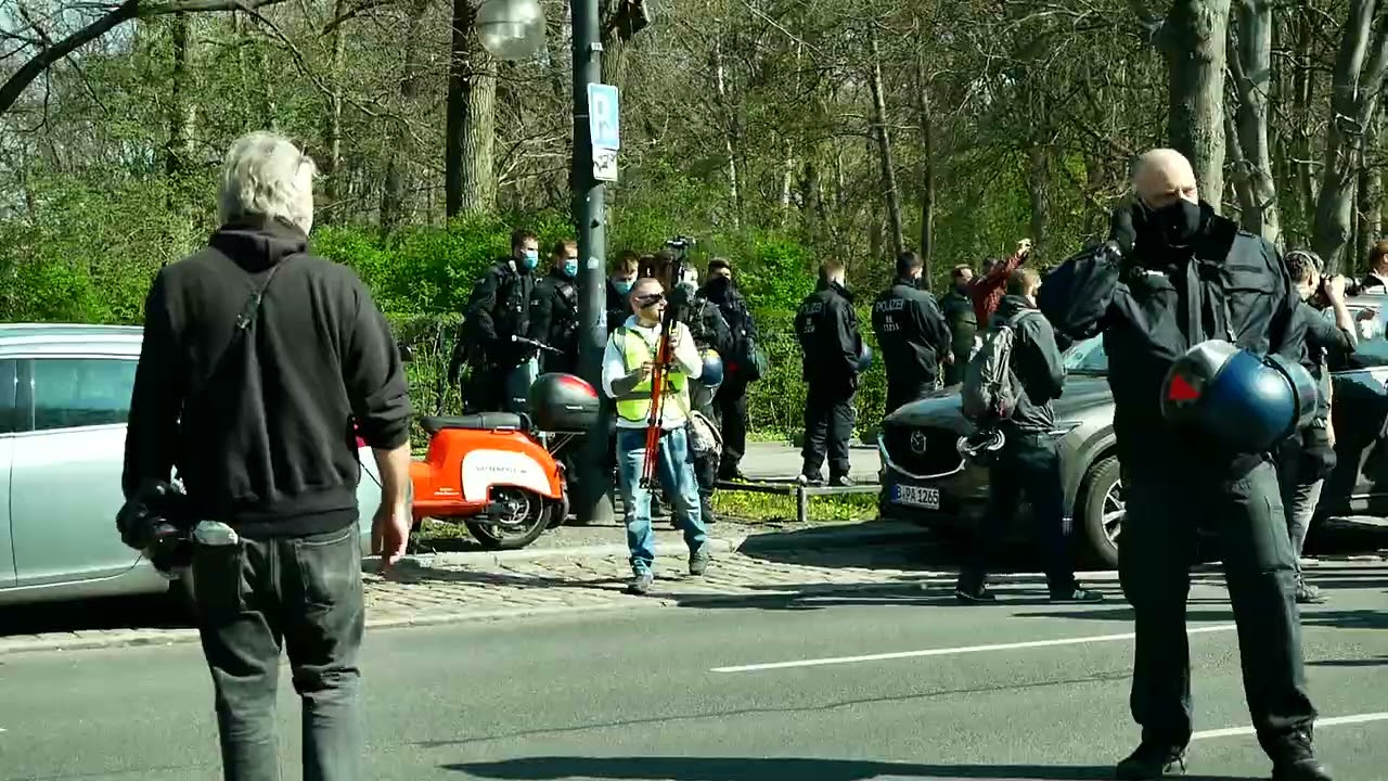 Gro&szlig;demo in Berlin, Polizisten kesseln Demonstranten ein