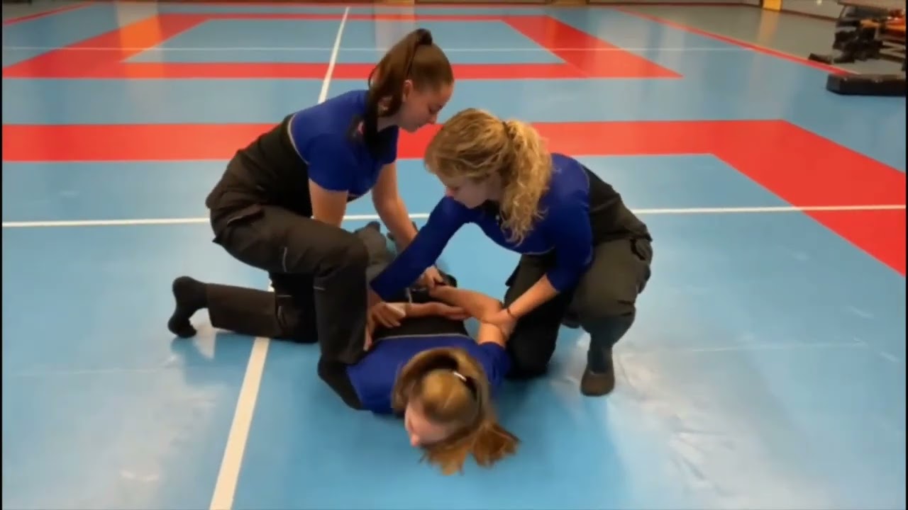 Afboeien - studenten BOA - LIPS handboeien