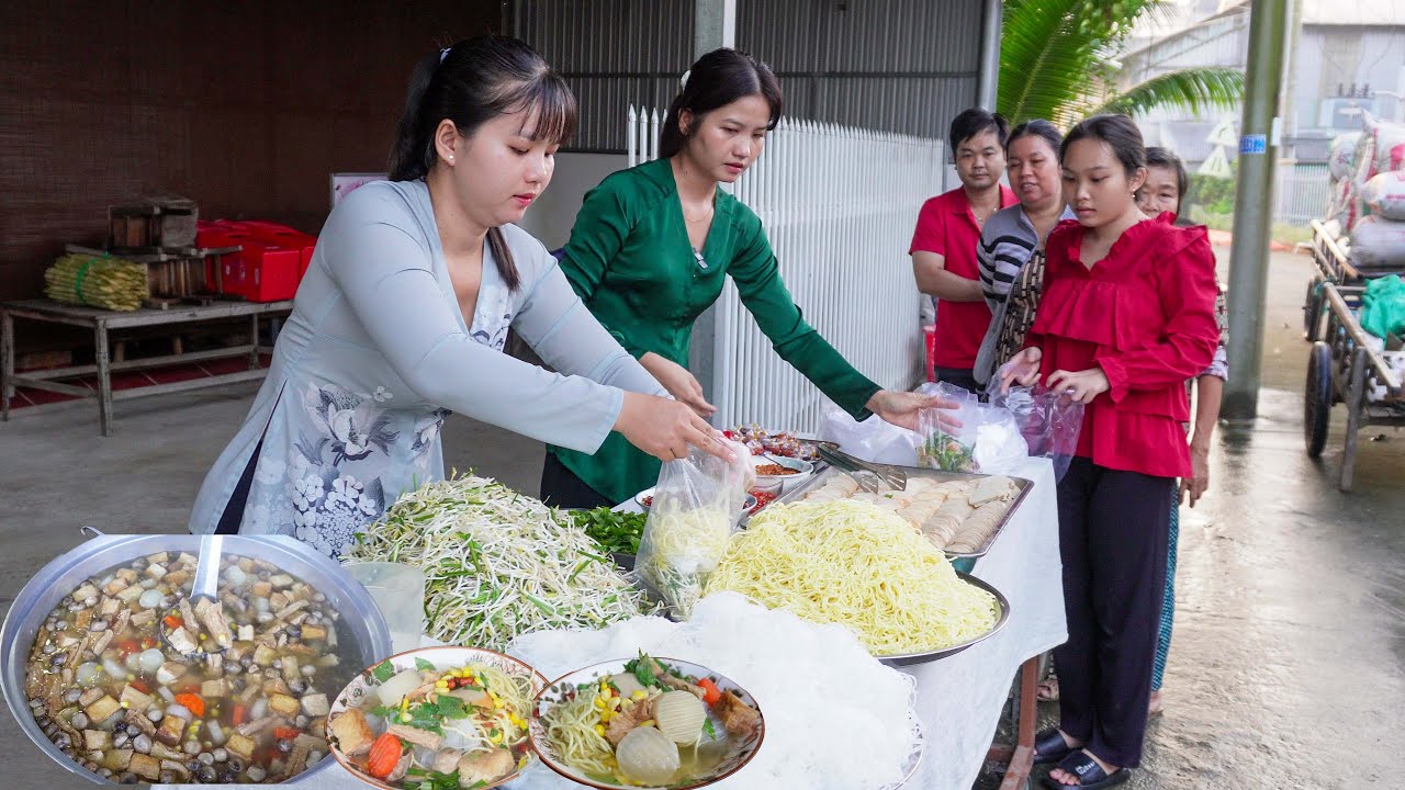 Cô Chú Ở Mỹ Tặng 100 Phần Hủ Tiếu Mì Chay và Nước Mía cho Bà Con Hồi Hướng Công Đức Cho Mẹ | HQ#1743