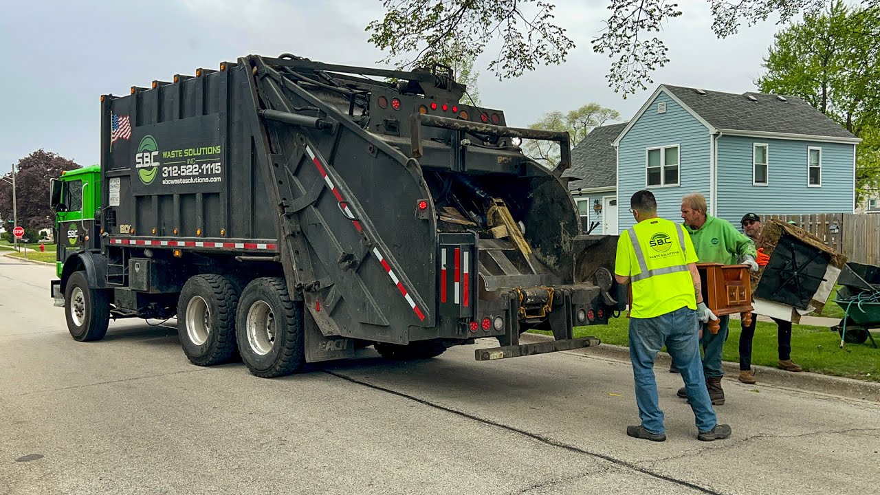 SBC’s Mack MR Leach 2Rll Rear Loader Garbage Truck Crushing Bulk