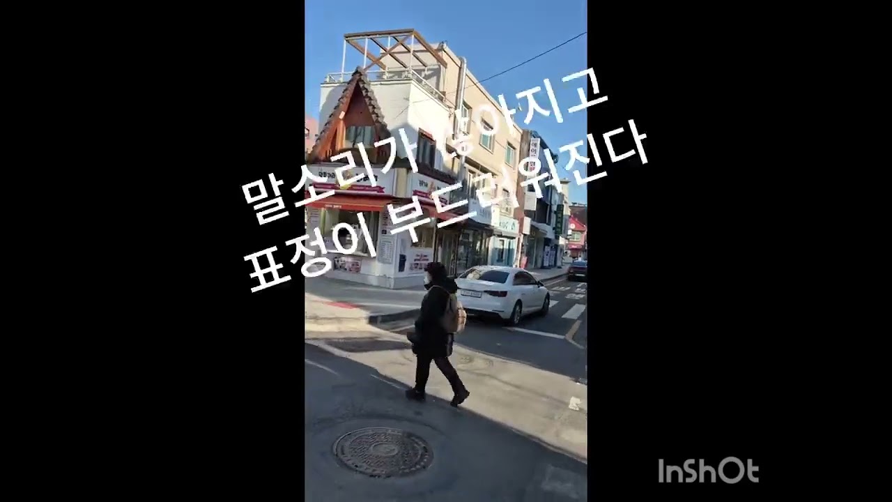 The city begins in its alleys,and ends on its streets.도시는 골목에서 시작되고,거리에서 기억됩니다.
