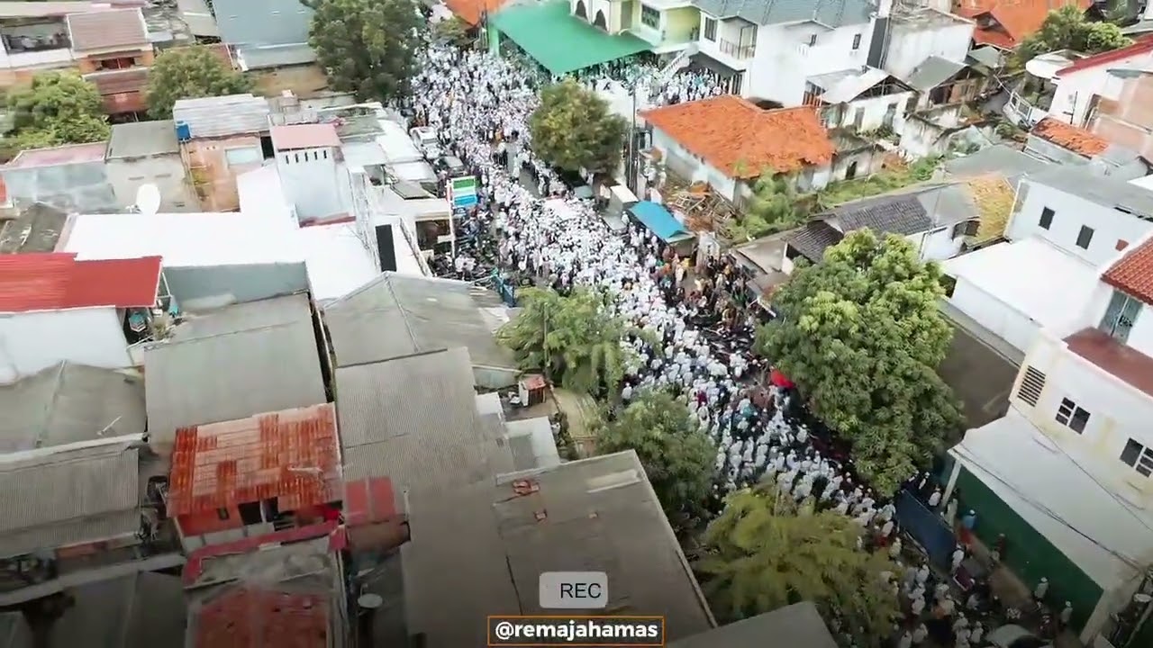 Suasana proses pemakaman Al Habib Ali bin Sholeh Al Atthos