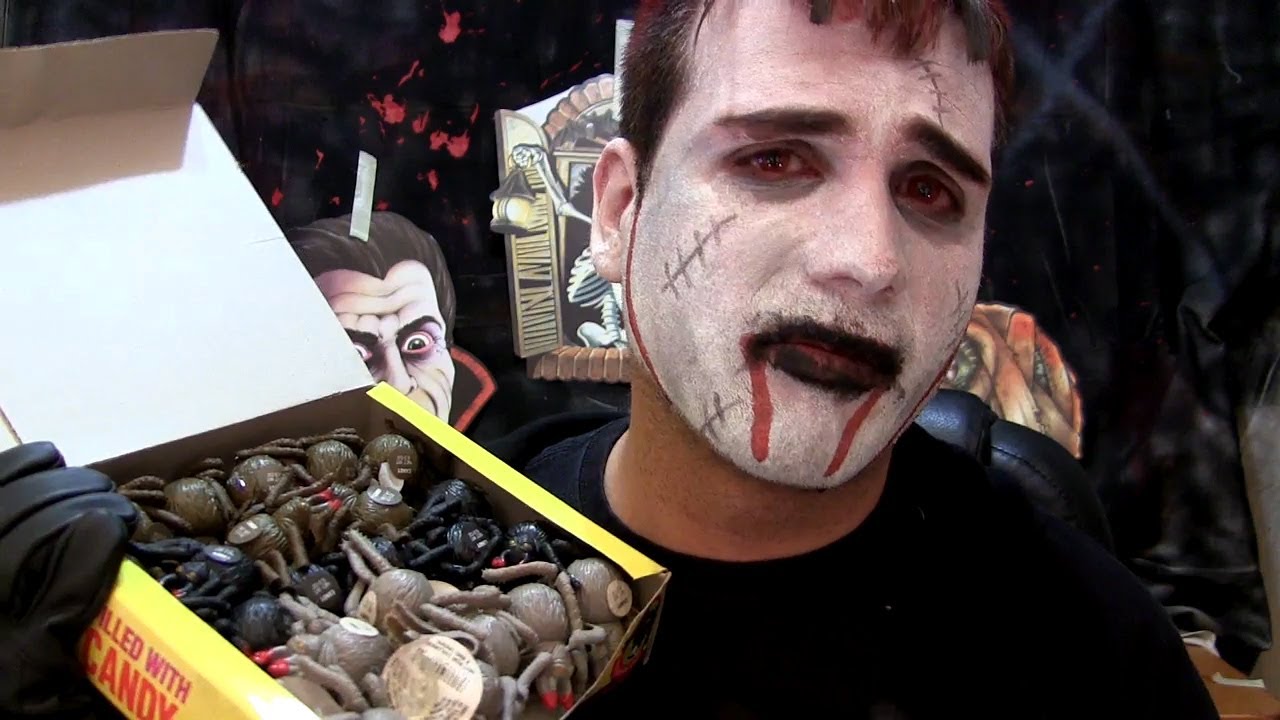 Madd Matt reviews SPIDER BITES candy, from 1990.