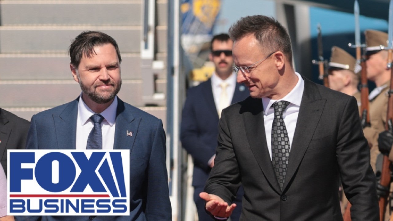 Джей Ди Вэнс выступает с речью вместе с премьер-министром Венгрии Виктором Орбаном.