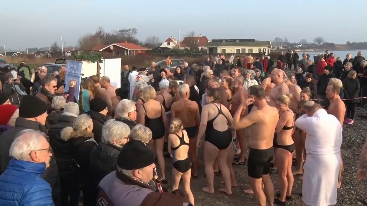 Nytårsbadning på Nordstranden i Kerteminde d. 1. januar 2016.