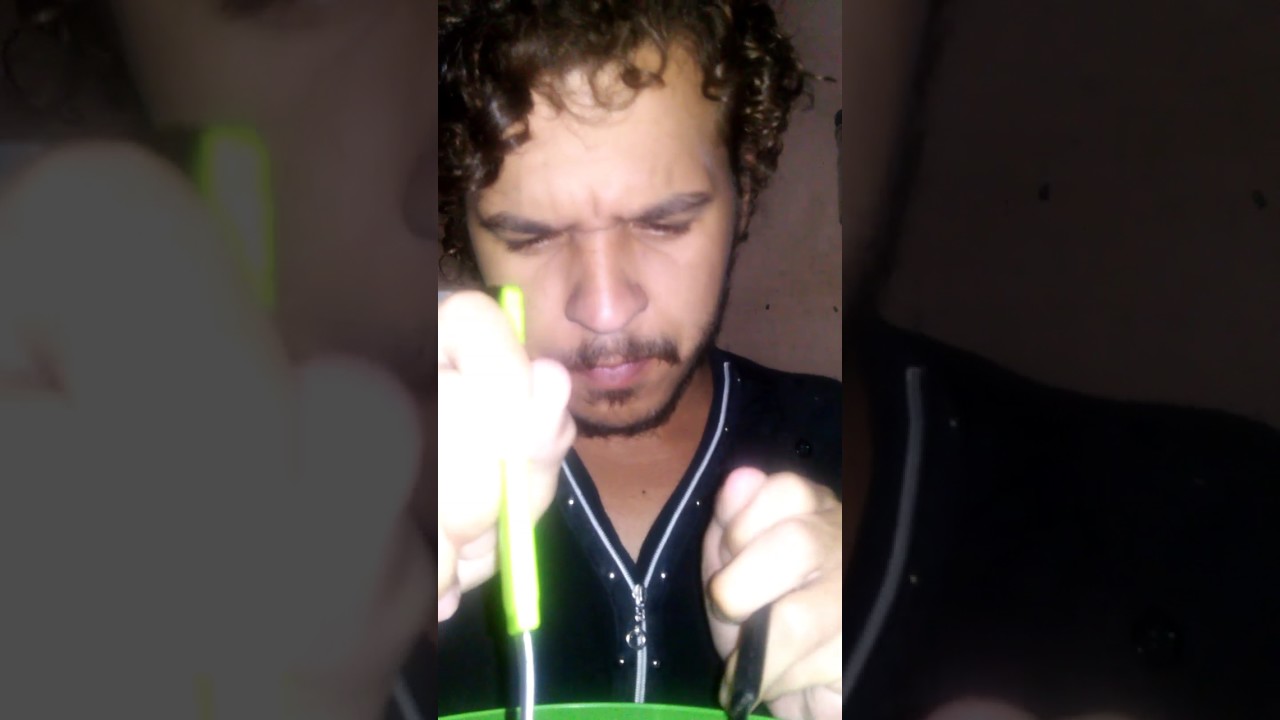 H&ecirc;nio aprendendo comer pizza com garfo e faca