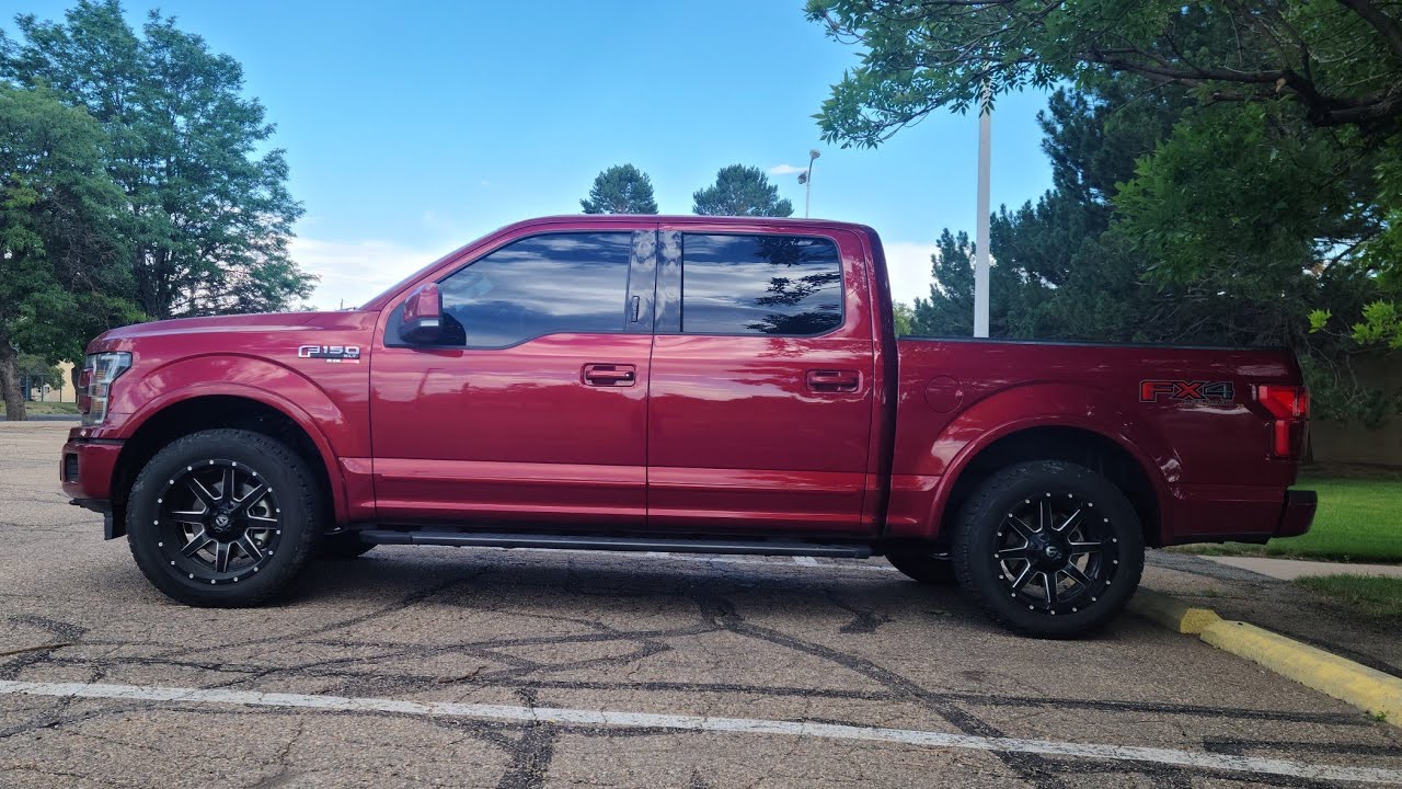 Установка занижающих задних серьг Ford F150 2018 года от Ford Performance.