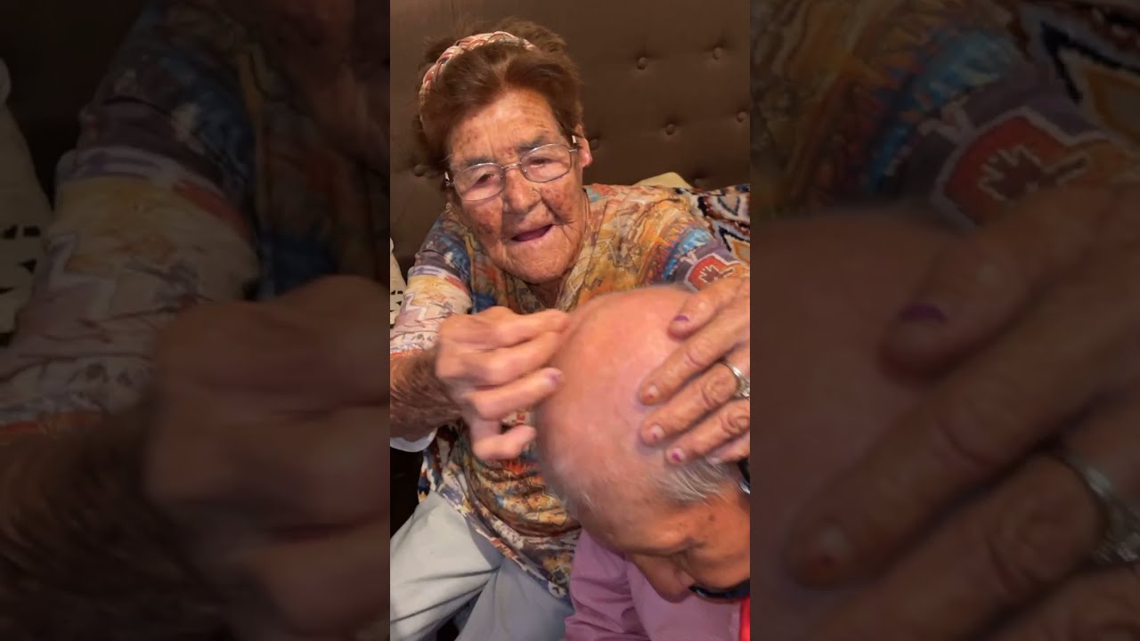 Doña Beba recibe un mandil de regalo