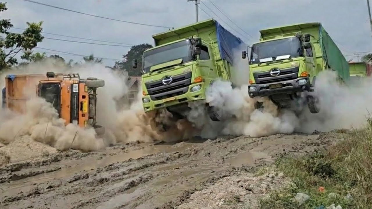 Jalan Yang Sulit Dilewati || Detik Detik Truck Batubara Terbalik