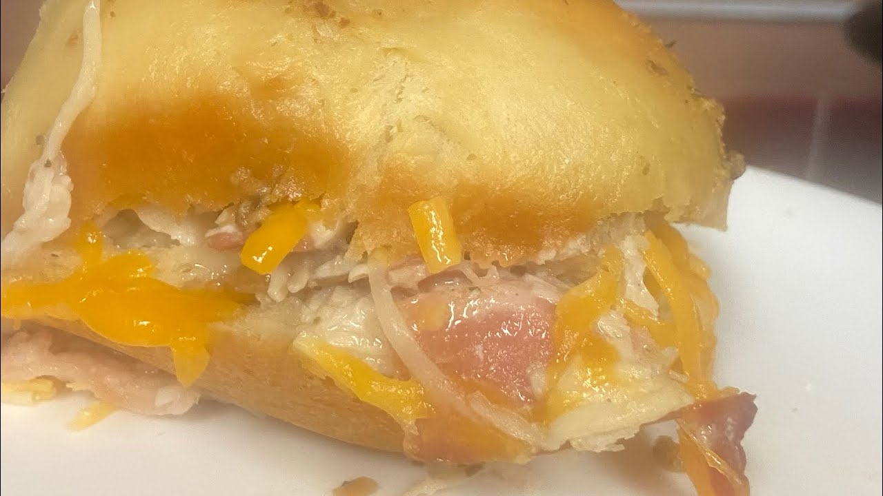 Слайдеры с курицей, беконом и соусом ранч на домашних гавайских булочках.