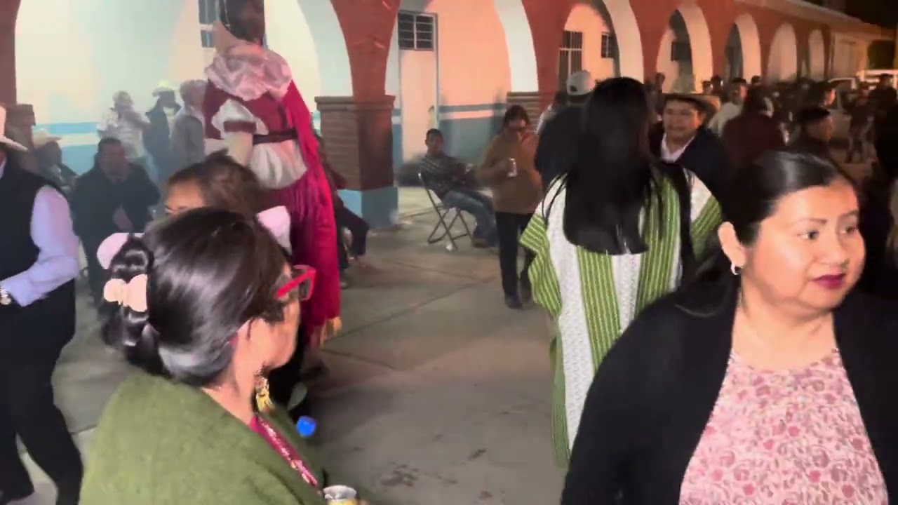 Bailando en el sábado de resurrección en Tindú 2025