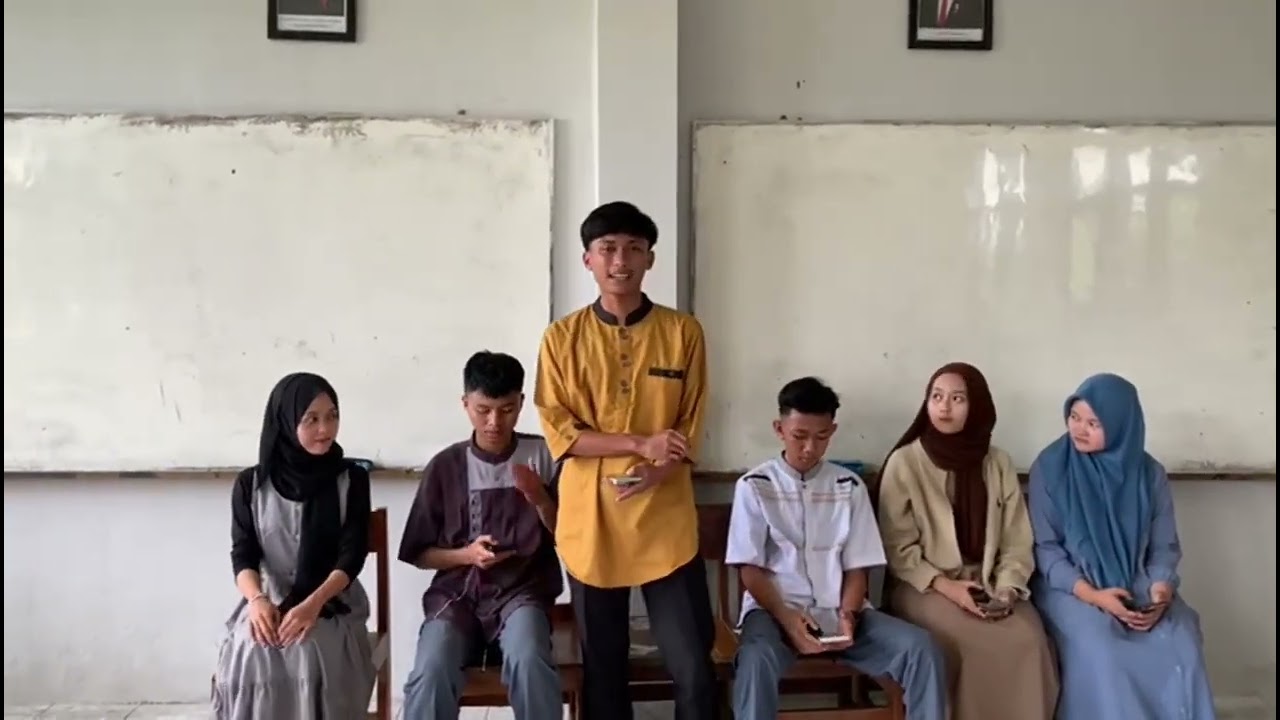 Kelas XI-I Kelompok 4 menganalisis lagu Galang Rambu Anarki