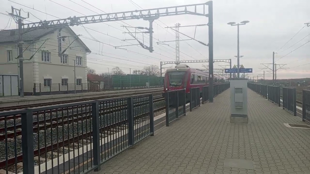 Ruska Garnitura Dmu 711 prolazi kroz železnicku stanicu Nova Pazova i saobraća za Zvornik