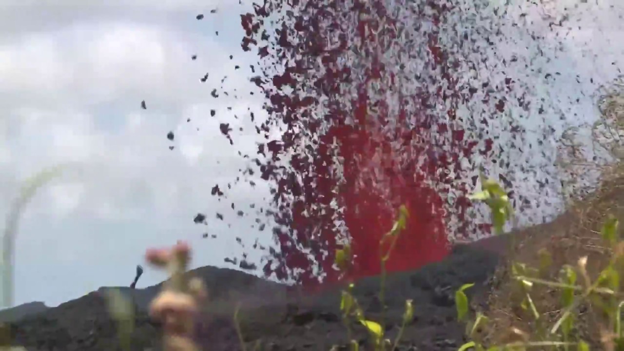 Hawaii Kilauea volcano eruption, lava spewing from fissure #17 (5/18/2018)