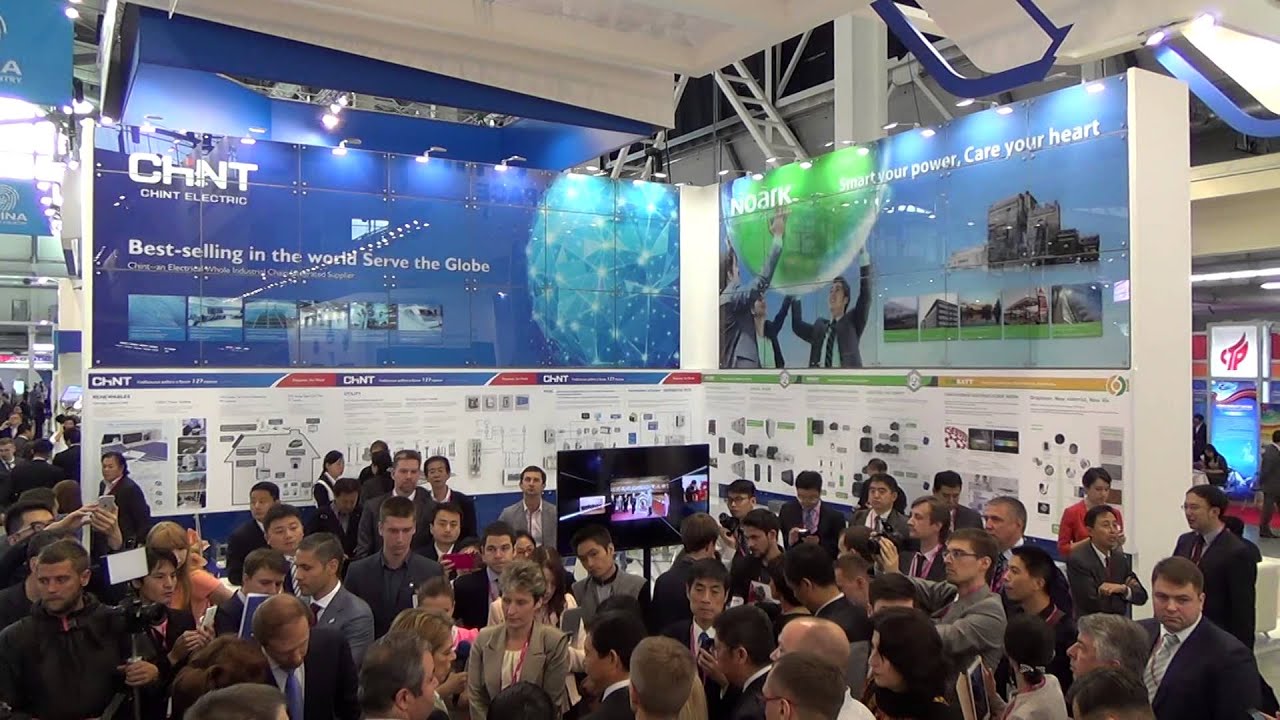 Денис Мантуров на стенде Chint-Electric. ИННОПРОМ 2015.