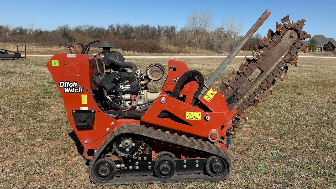 Продается траншеекопатель DitchWitch C24X 2021 года выпуска, шириной захвата 36 дюймов, с прицепом.