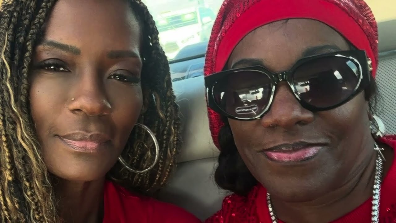 Queens feed the street’s Happy Holidays Holiday’s 🌲 