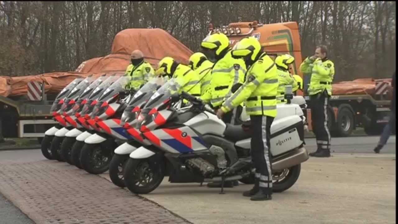 Vertrek konvooi met wrakstukken MH17 uit De Lutte