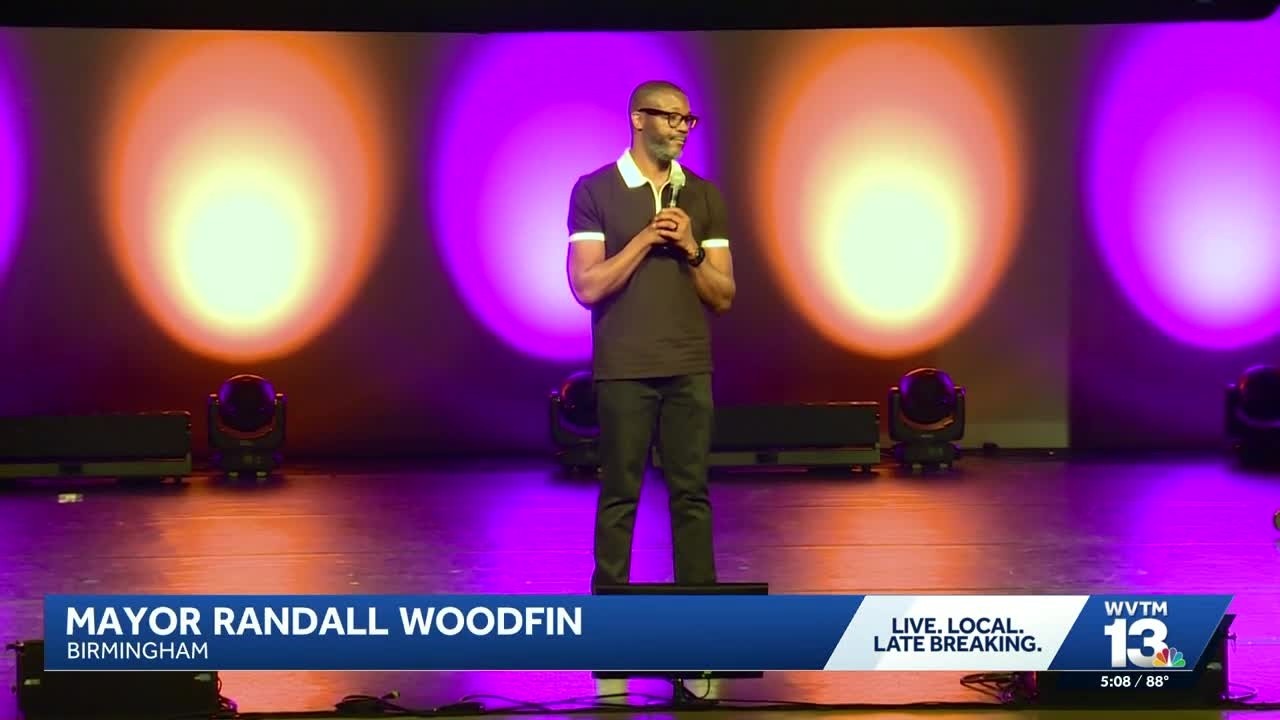 Burmistrz Birmingham Randall Woodfin przemawia na konferencji Sloss Tech 2026 w Birmingham