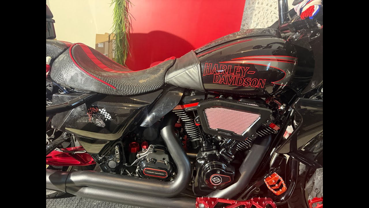 Pinstripe 2024 CVO Road Glide ST
