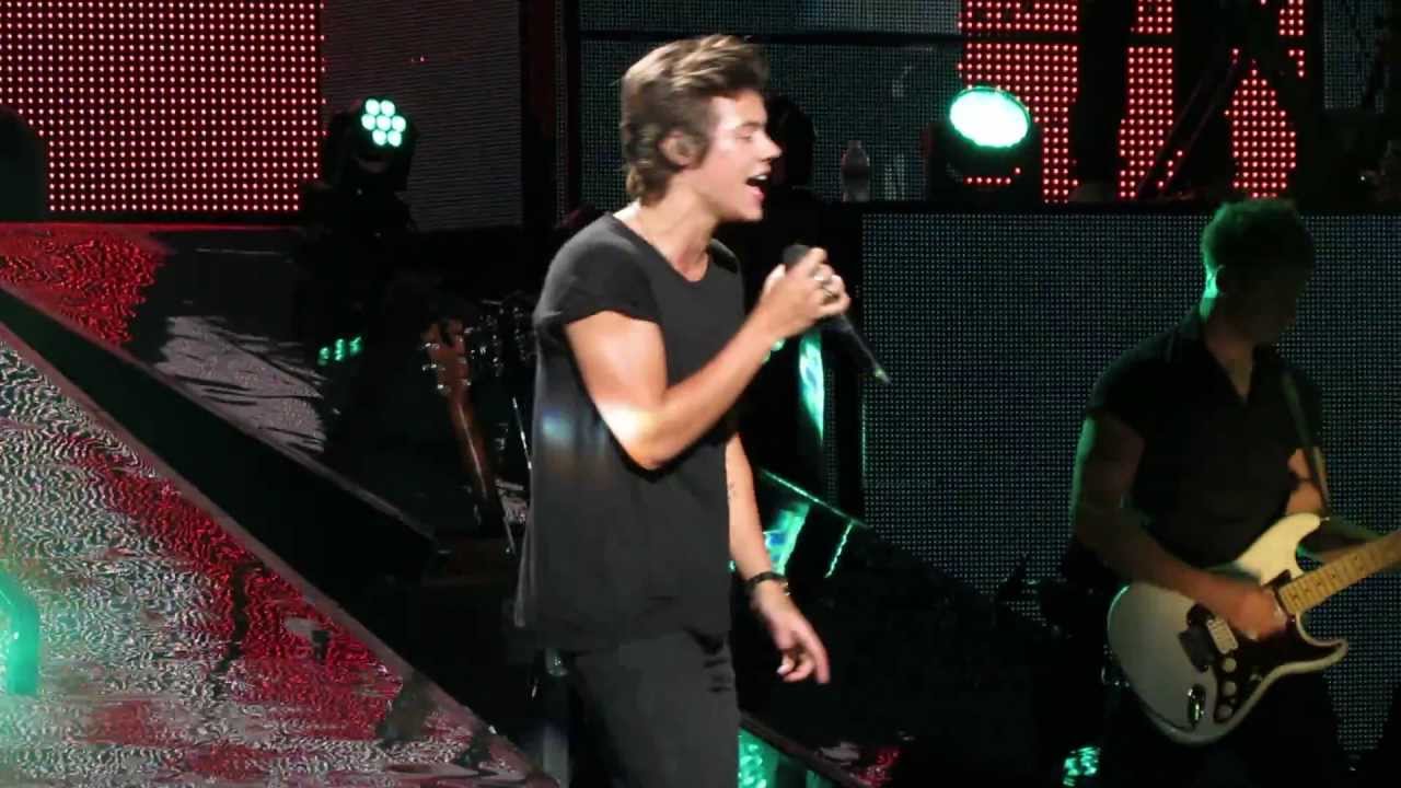 One Direction- One thing- HARRY FALLS, NIALL DANCES, LOUIS SHOOTS NIALL