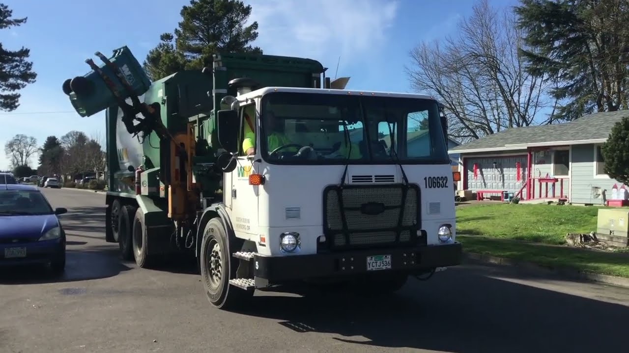 WM Newberg Oregon - Autocar Diesel Labrie Automizer On The Trash Route!
