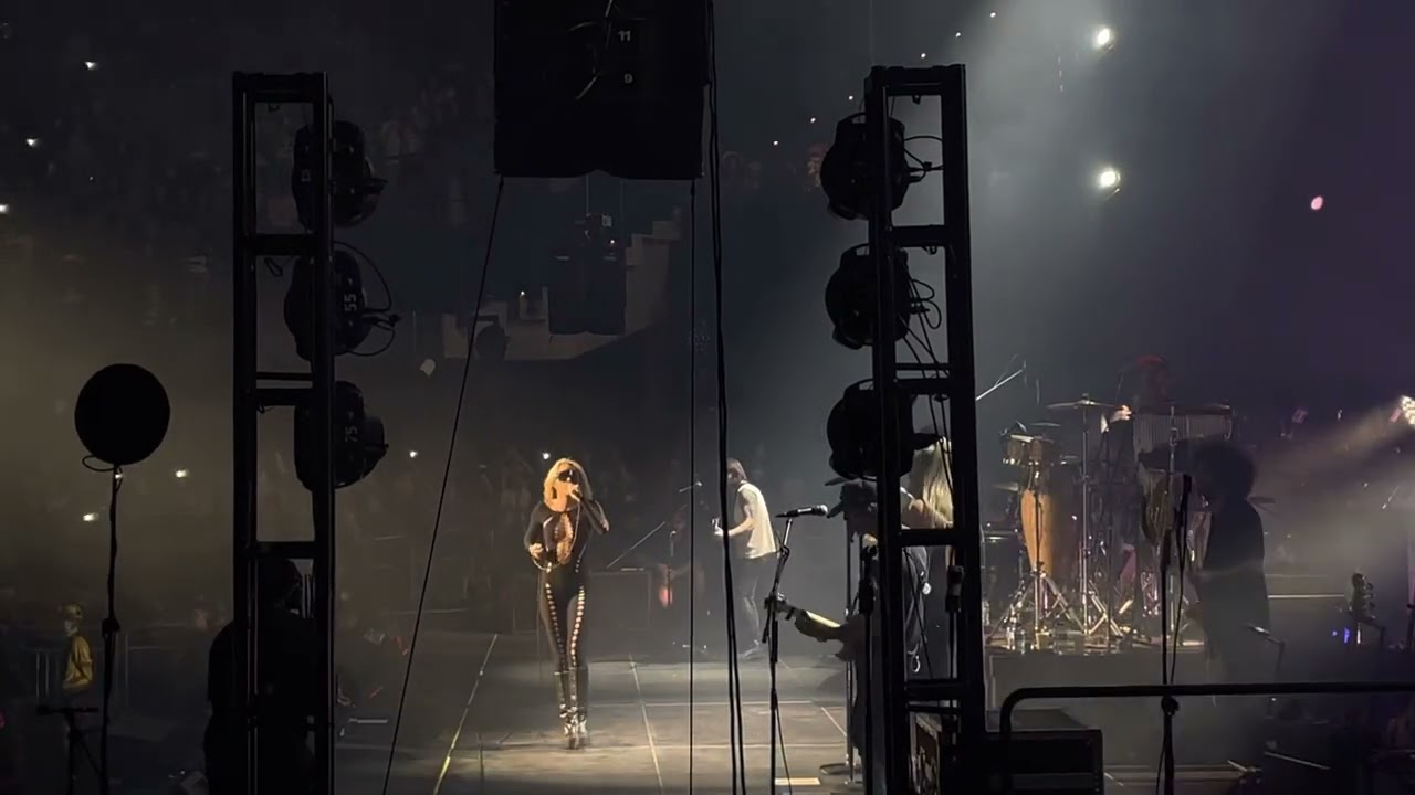 Miley Cyrus - Attention / We Cant’t Stop / WTF Do I Know [En vivo desde Bogotá]