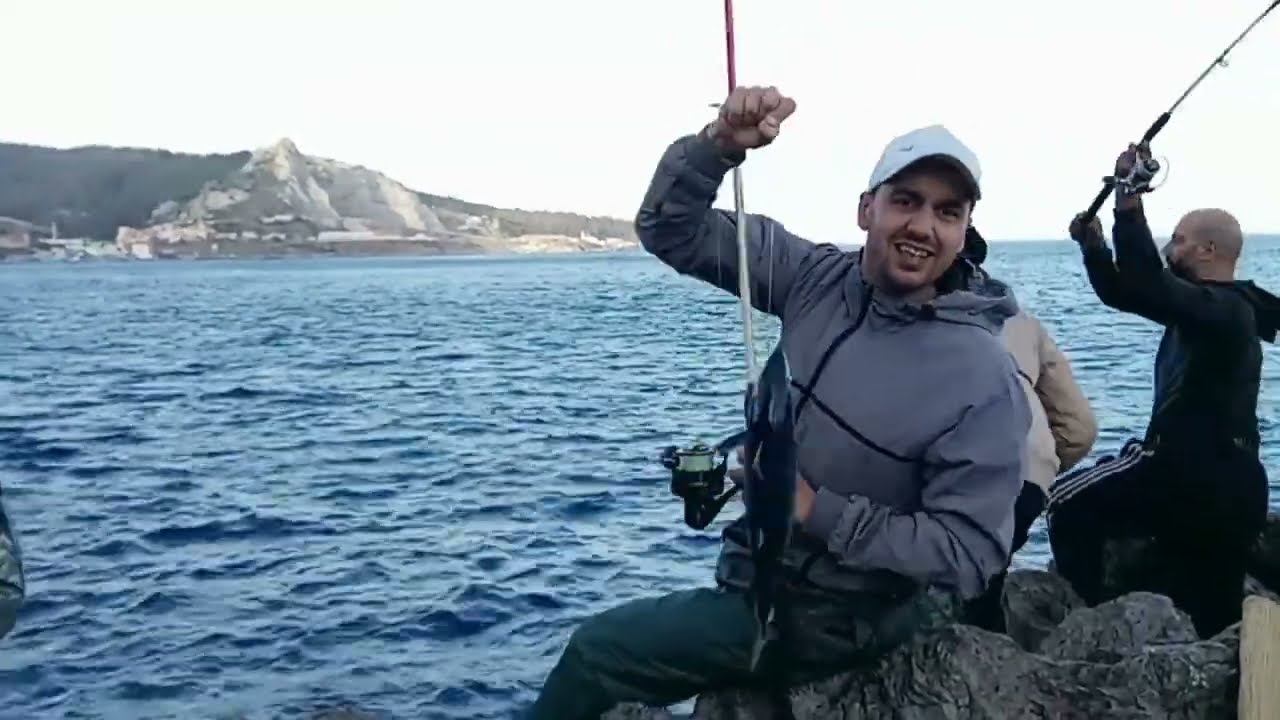شاهد المصارعة معى سمكة البغلافي قرية بليونش #belyounech #moroco #fishing #صيد #سمك
