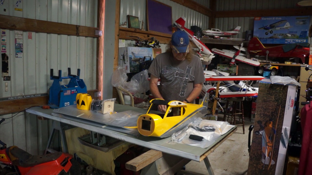 Hangar Nine Carbon Cub 15cc unboxing