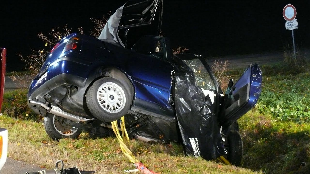 Wildunfall: Auto gegen Baum - 30-j&auml;hriger stirbt beim Unfall 26.10.2012