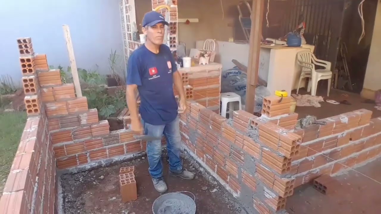 Sexto vídeo do nosso quarto suíte econômico . Assentamento de tijolos no banheiro. 