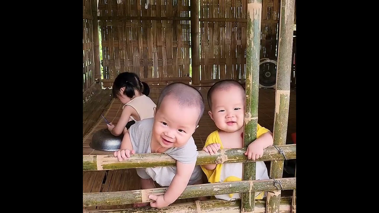 SINGLE MOTHER work hard to Raise 3 POOR CHILD in Rainy day Harvest Fish to sell - cooking, building