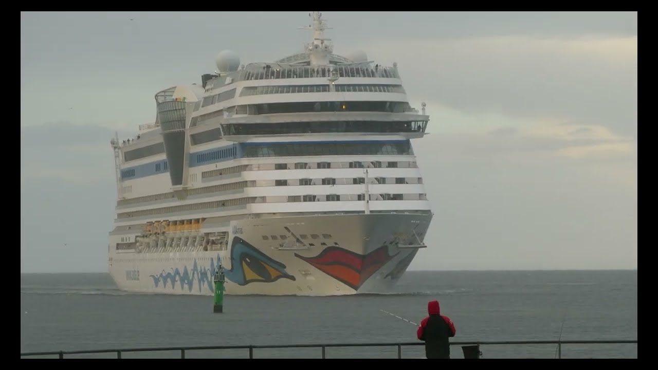 AIDAmar läuft bei Sturm & Regen in Warnemünde ein | Abendaufnahmen | 4.10.2025 | 4K