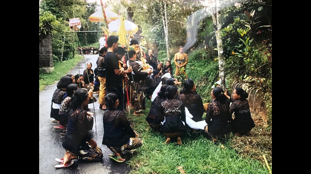 BALI 1995 : Crémation  à Desa Apuan, petit village au centre de Bali
