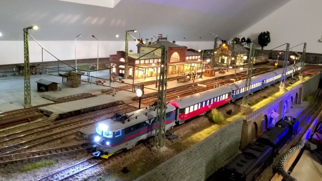 Märklin 3341 SJ RC2 Loksound 4 uppgraderad med högintensiva LED:s och röd slutbelysning.