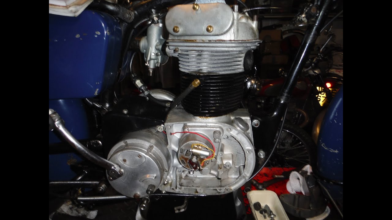 В модели AJS 350 Model 8 отсутствует система смазки клапанов и коромысел в верхней части двигател...