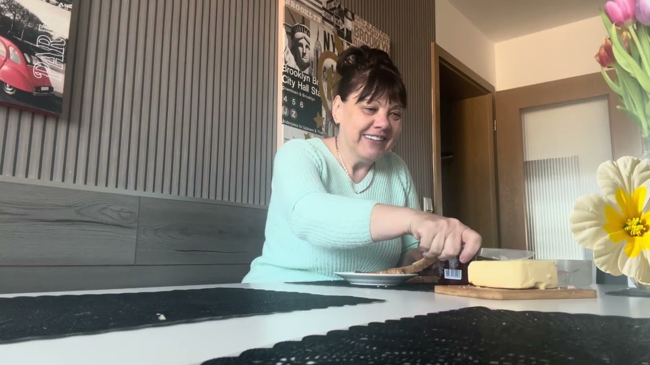 Внучка готовит завтрак 👍Почему закрыла комментарии.