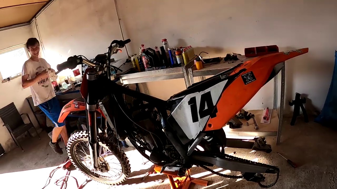 Grube serwisy w PISAR GARAGE: KTM w remoncie, odpowietrzanie sprzęgła w Husqvarnie TE 450