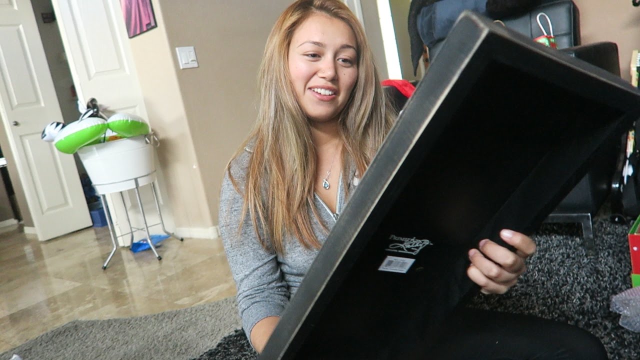 REACTING TO CHRISTMAS PRESENTS