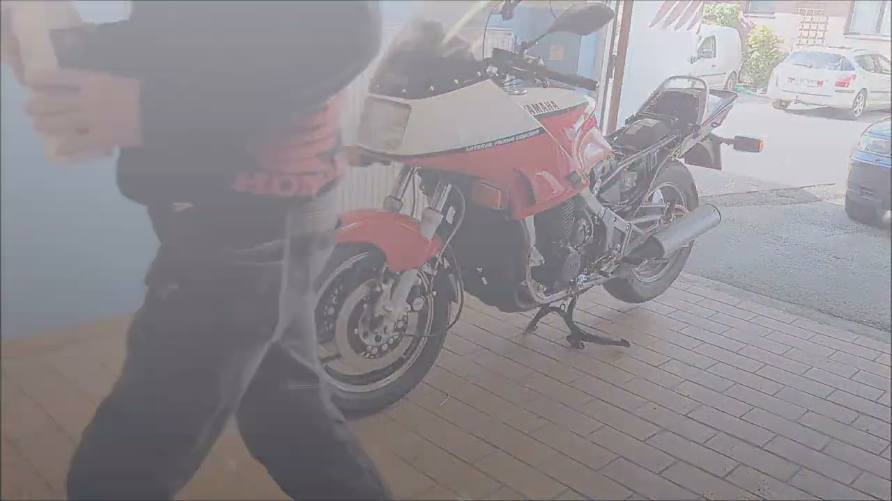 1984 Yamaha FJ1100 Decarbonize cylinderhead.