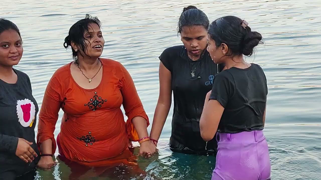 ताई ने किया बेटियों के साथ गंगा स्नान जय श्रीराम बेटी बचाओ बेटी पढ़ाओ हर हर गंगे नमामि गंगे 🐛🪱💃🦚🗾🙏🔥