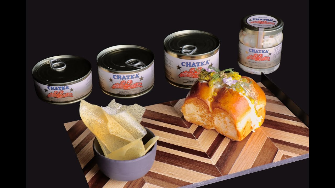 Brioche de CHATKA Cangrejo Real con salsa tartara, semillas de mostaza y pepinillo.
