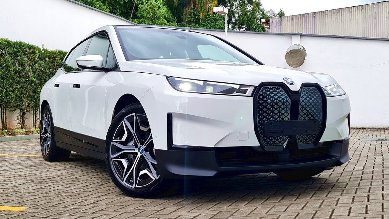 BMW iX40 2023 com teto panorâmico inteligente supera Audi E-TRON 2023?