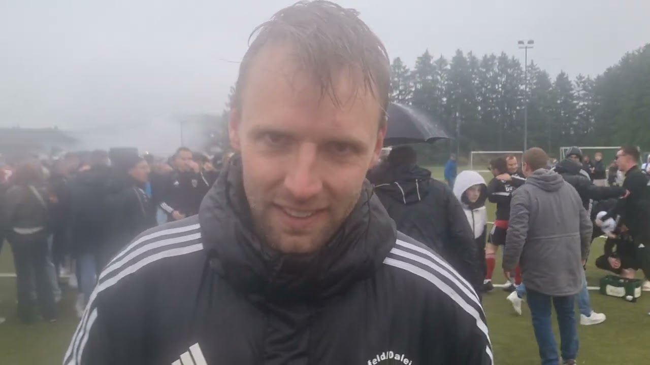 Florian Moos, Spielertrainer der SG Daleiden, nach dem Aufstieg in die Rheinlandliga