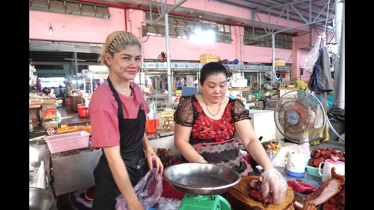 Chị gái sát thủ ở tiệm heo quay Kim Mai chặt thịt nhanh như cái máy